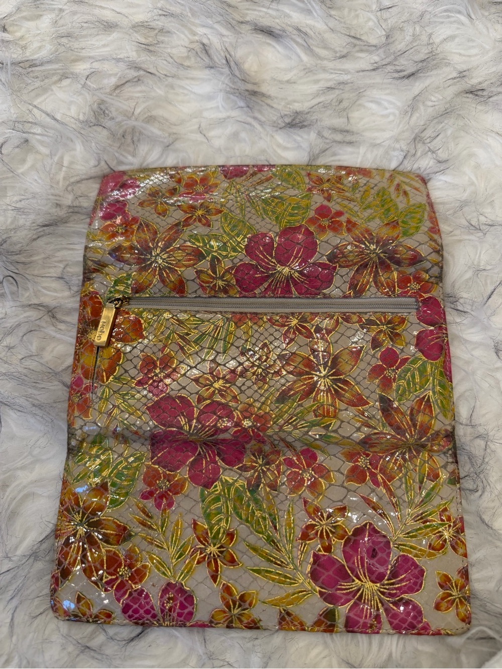 Hobo international Lauren clutch wallet featuring a vibrant floral design - Picture 3 of 5